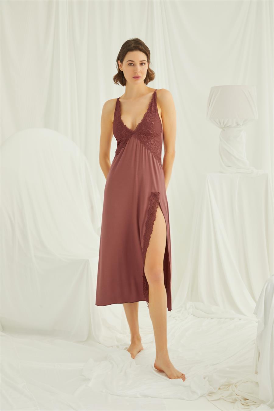 Göğüs ve Sırt Dekolteli Brode Dantelli Yırtmaçlı Gecelik