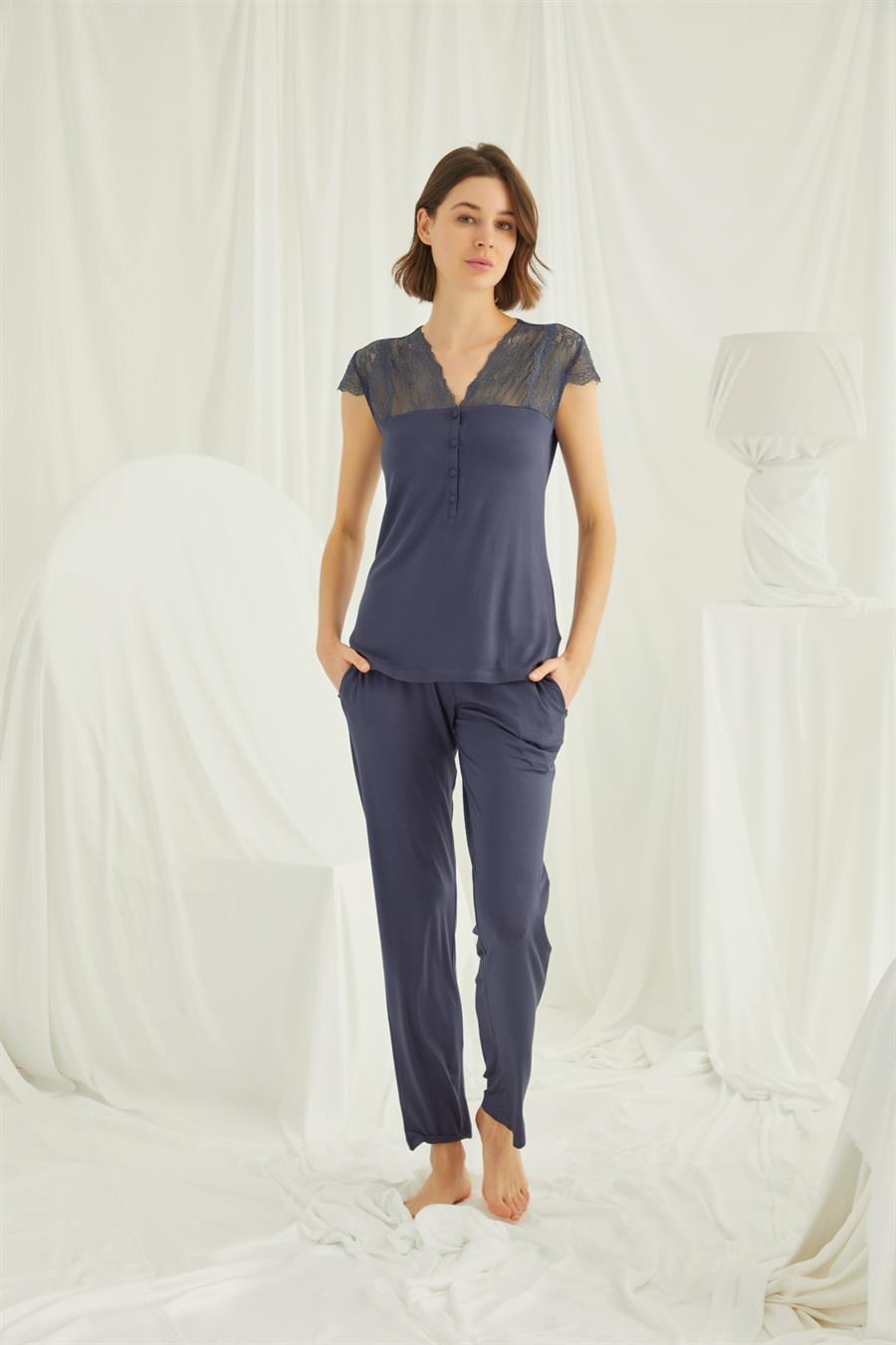 Yakası Kolu ve Omzu Dantelli Önü Düğmeli Pijama Takımı