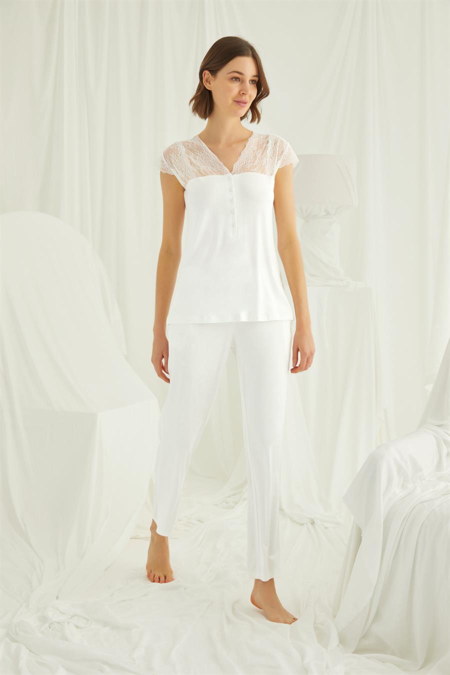 Yakası Kolu ve Omzu Dantelli Önü Düğmeli Pijama Takımı