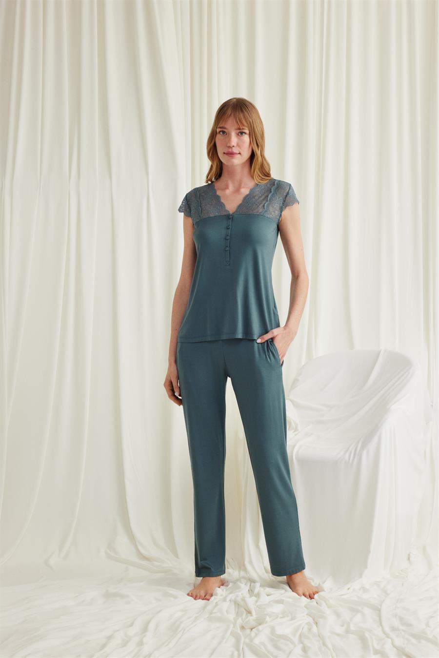 Yakası Kolu ve Omzu Dantelli Önü Düğmeli Pijama Takımı