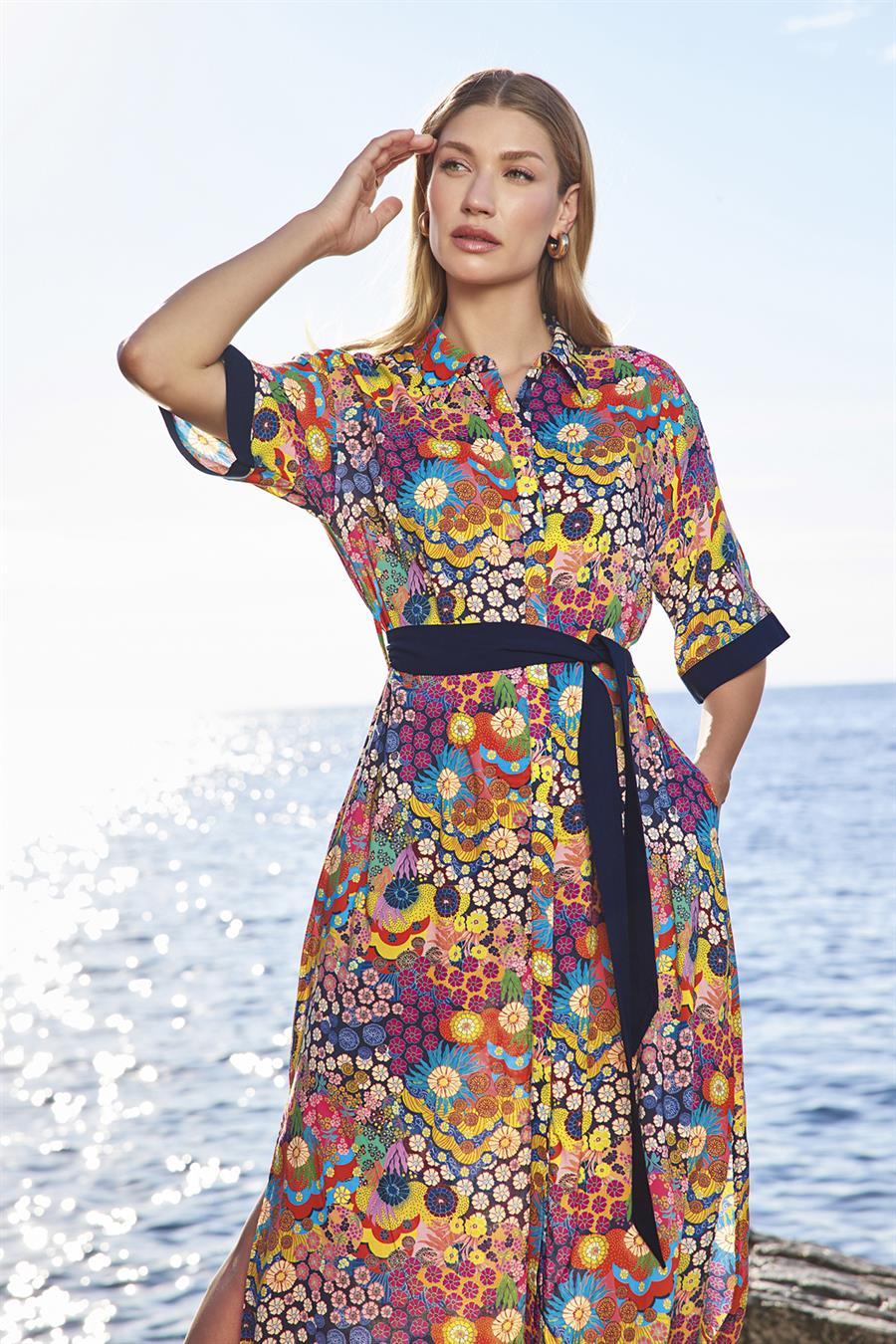 Ççiçek Desenli Yırtmaçlı Önü Düğmeli Gömlek Yaka Elbise