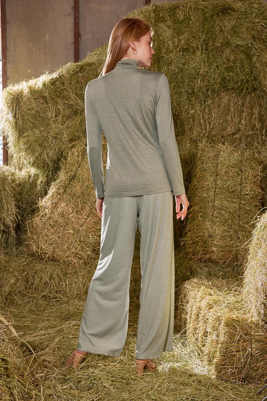 Balıkçı Yaka Lotus Çiçeği ve Çizgi Desenli Alt Üst Takım