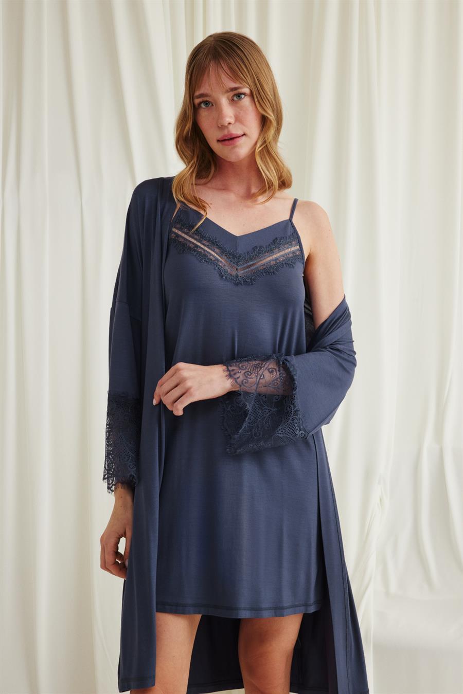 Dekolteli Yakası ve Kolu Dantelli Sabahlık Takımı