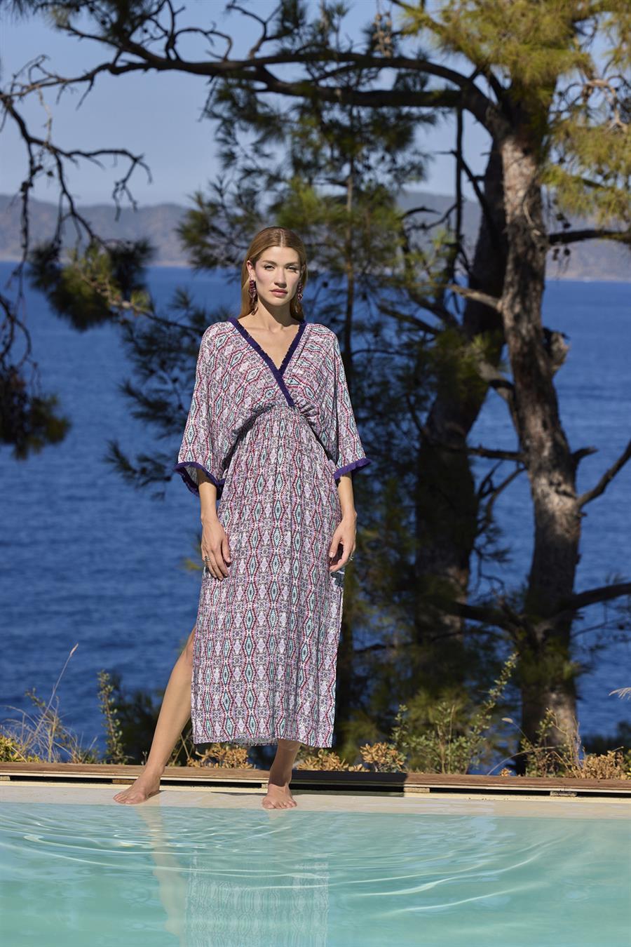 Etnik Desenli Truvakar Kollu Yırtmaçlı V Yaka Elbise