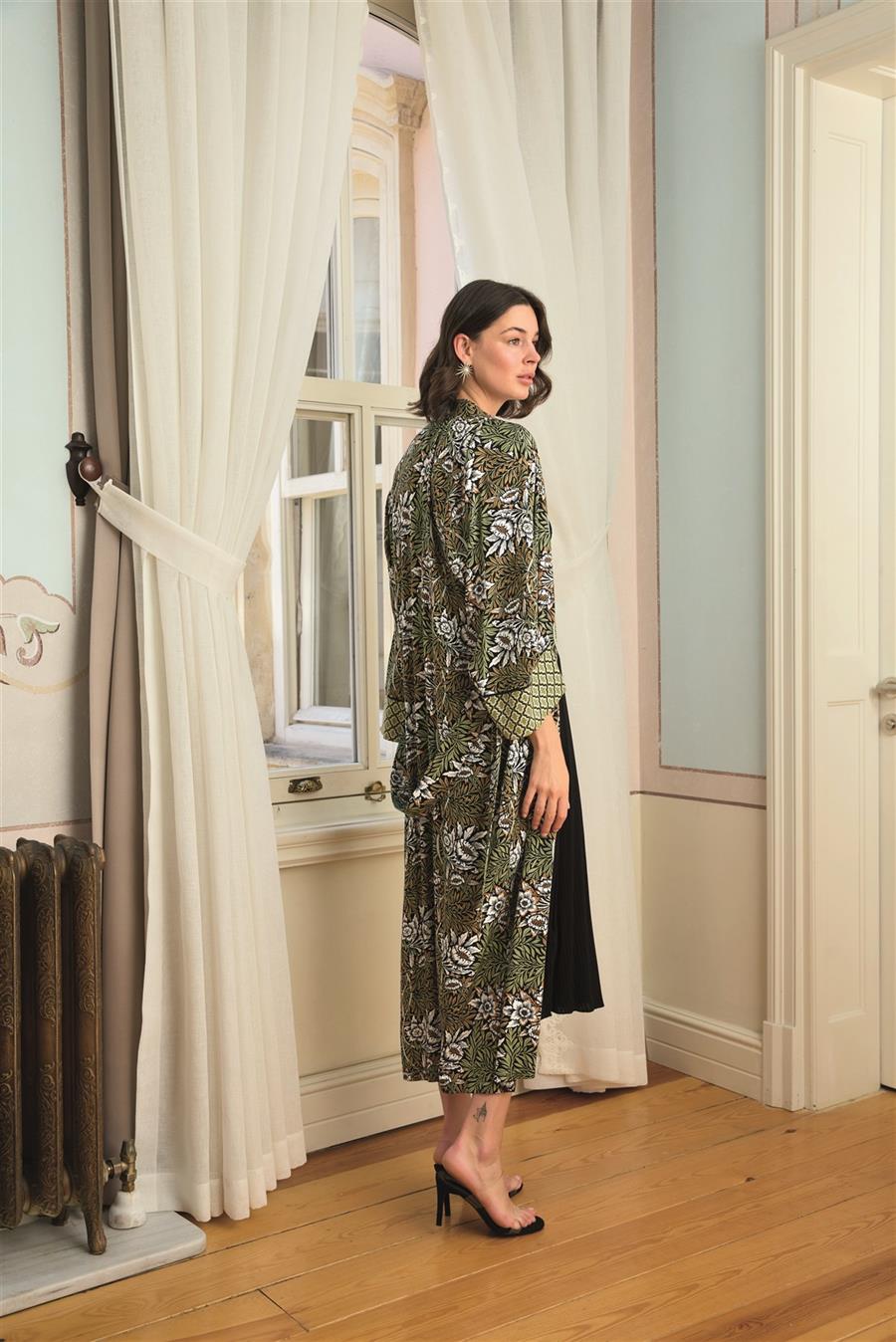 Çiçek Yaprak ve Etnik Desenli Dantelli ve Dekolteli Sabahlık Takımı