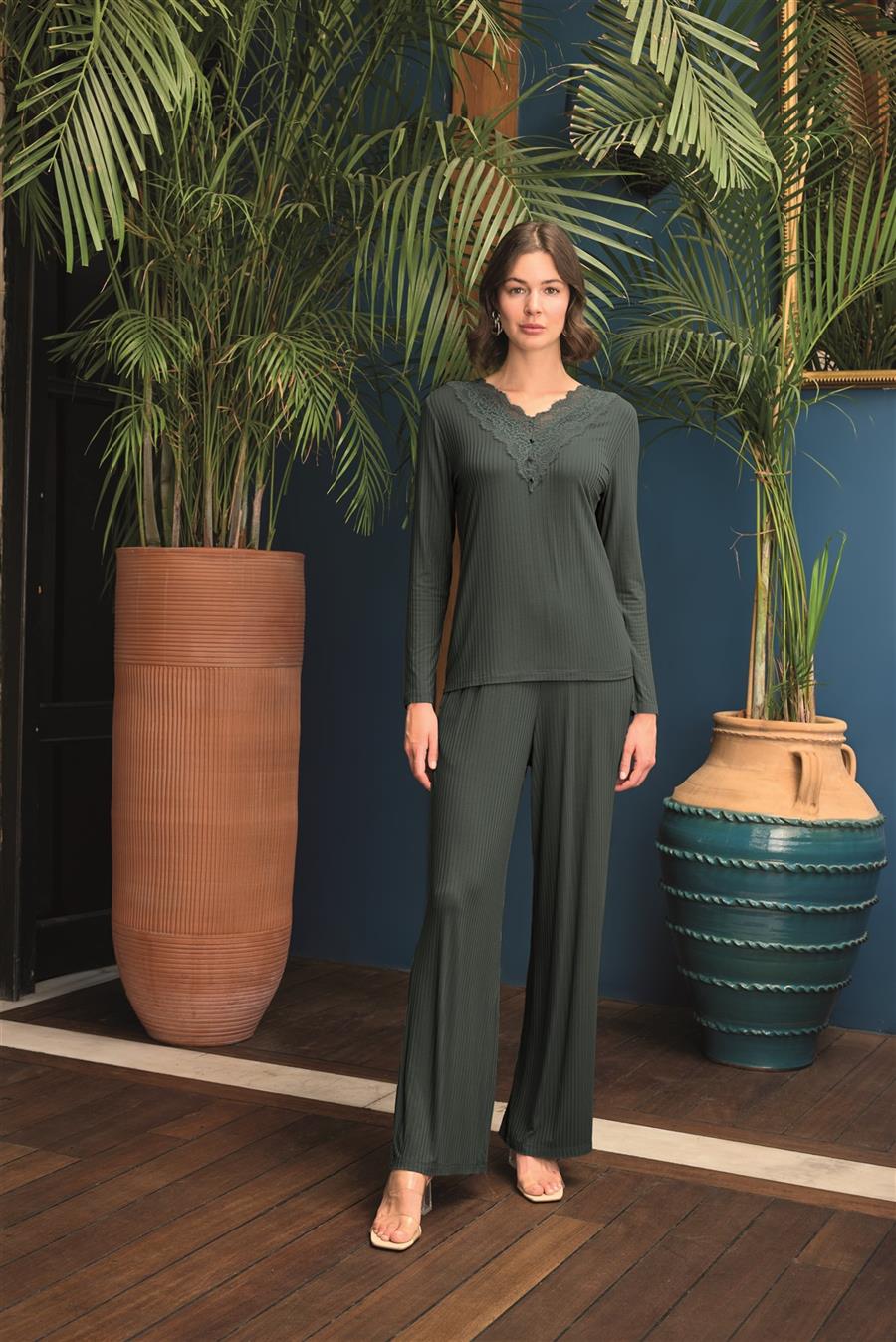Uzun Kollu Önü Düğmeli V Yaka Pijama Takımı