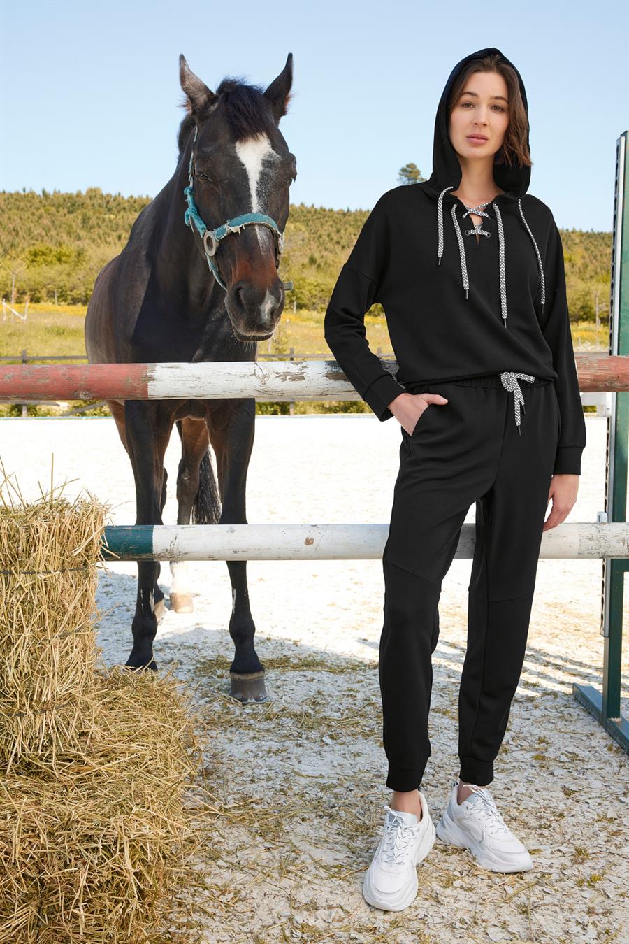 Önü ve Yakası Bağcıklı Kapüşonlu Eşofman Takımı