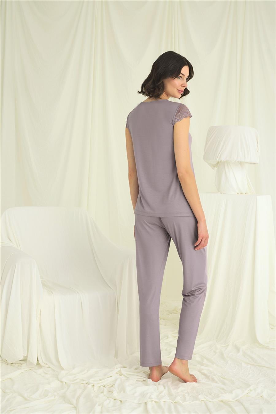 Yakası Kolu ve Omzu Dantelli Önü Düğmeli Pijama Takımı