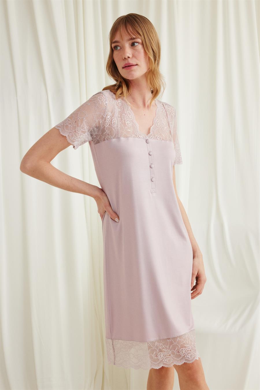 Yakası Kolu Omzu ve Etek Ağzı Dantelli Önü Düğmeli Gecelik