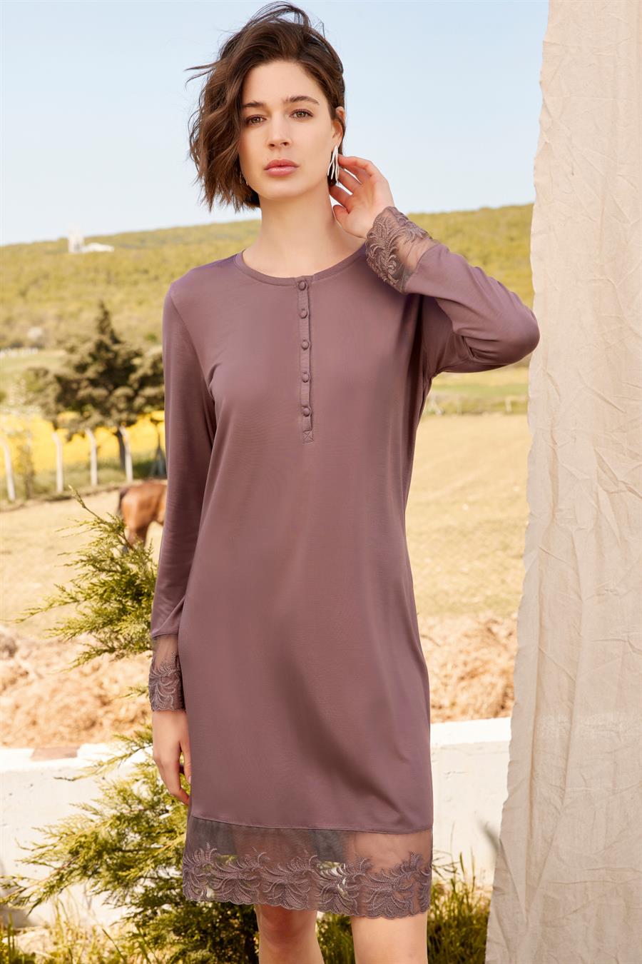 Uzun Kollu Dantel Detaylı ve Önü Düğmeli Gecelik
