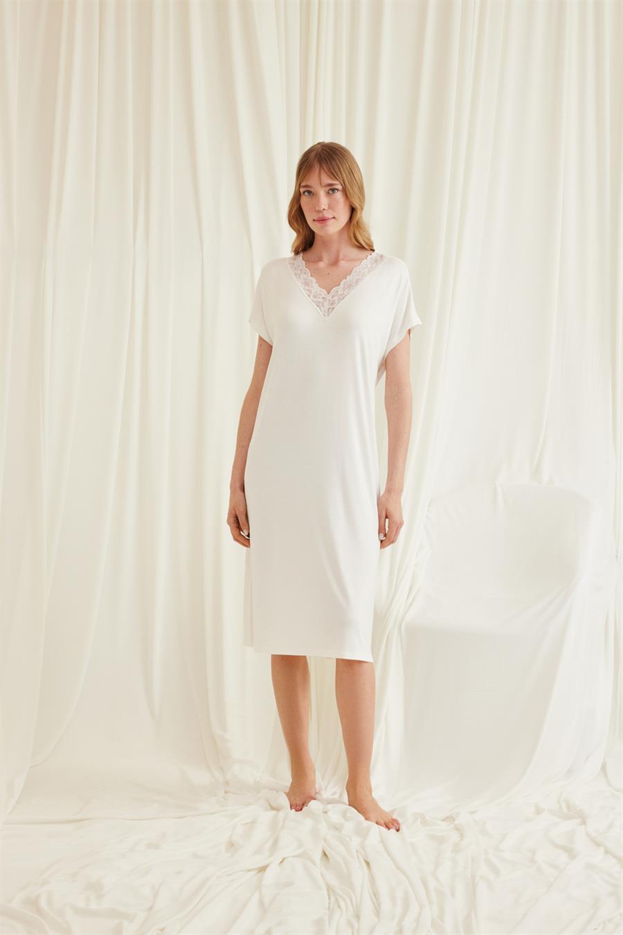 Yakası Dantelli Kısa Kollu Gecelik