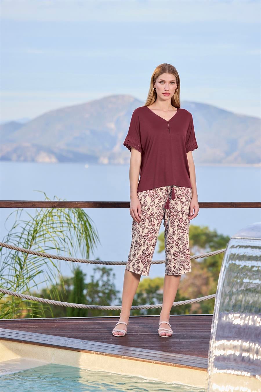 Desenli ve Dantelli Kısa Kollu V Yaka Kapri Takımı