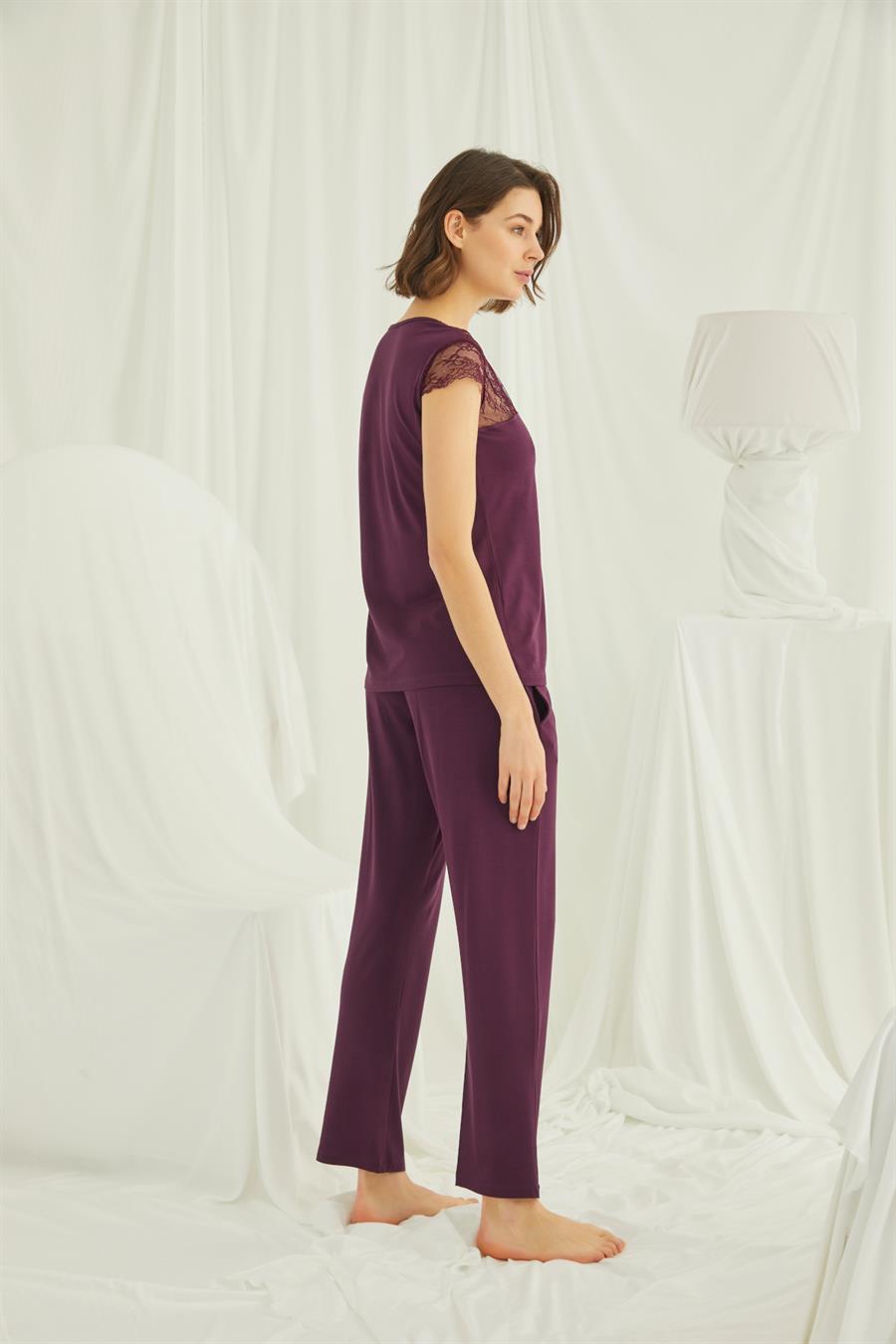 Yakası Kolu ve Omzu Dantelli Önü Düğmeli Pijama Takımı