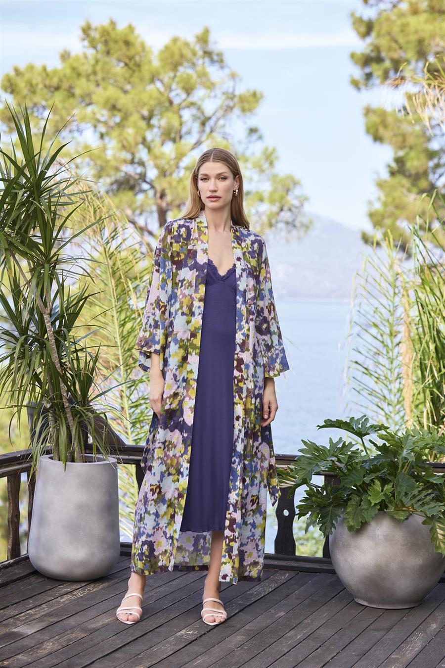 Desenli ve Dekolteli Dantelli Sabahlık Takımı