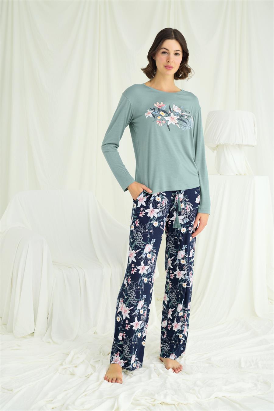 Çiçek ve Yaprak Desenli Baskılı Pijama Takımı