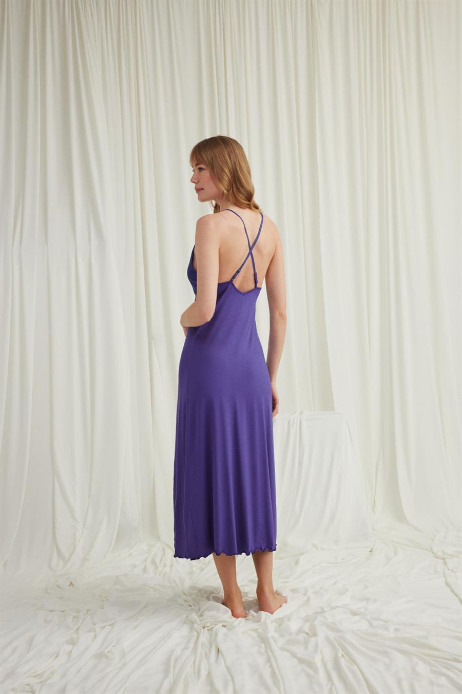 Göğüs ve Sırt Dekolteli Dantelli Yırtmaçlı Gecelik