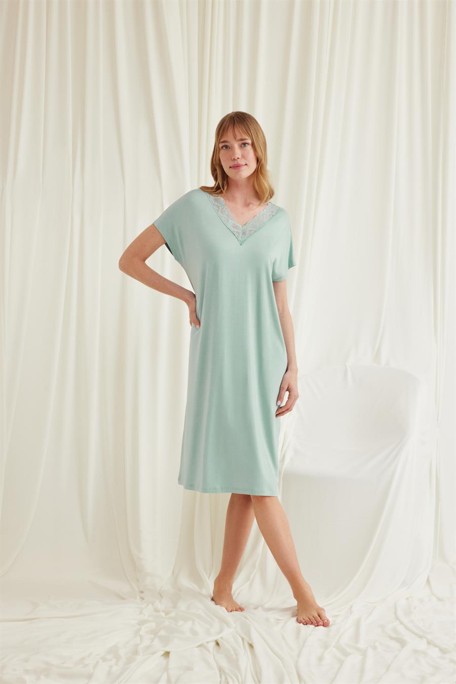 Yakası Dantelli Kısa Kollu Gecelik