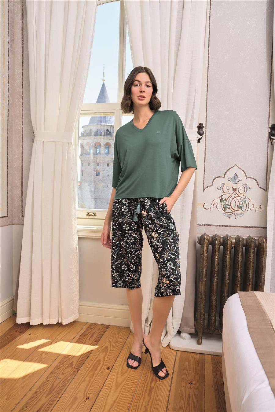Çiçek ve Yaprak Desenli V Yaka Büyük Beden Kapri Takımı