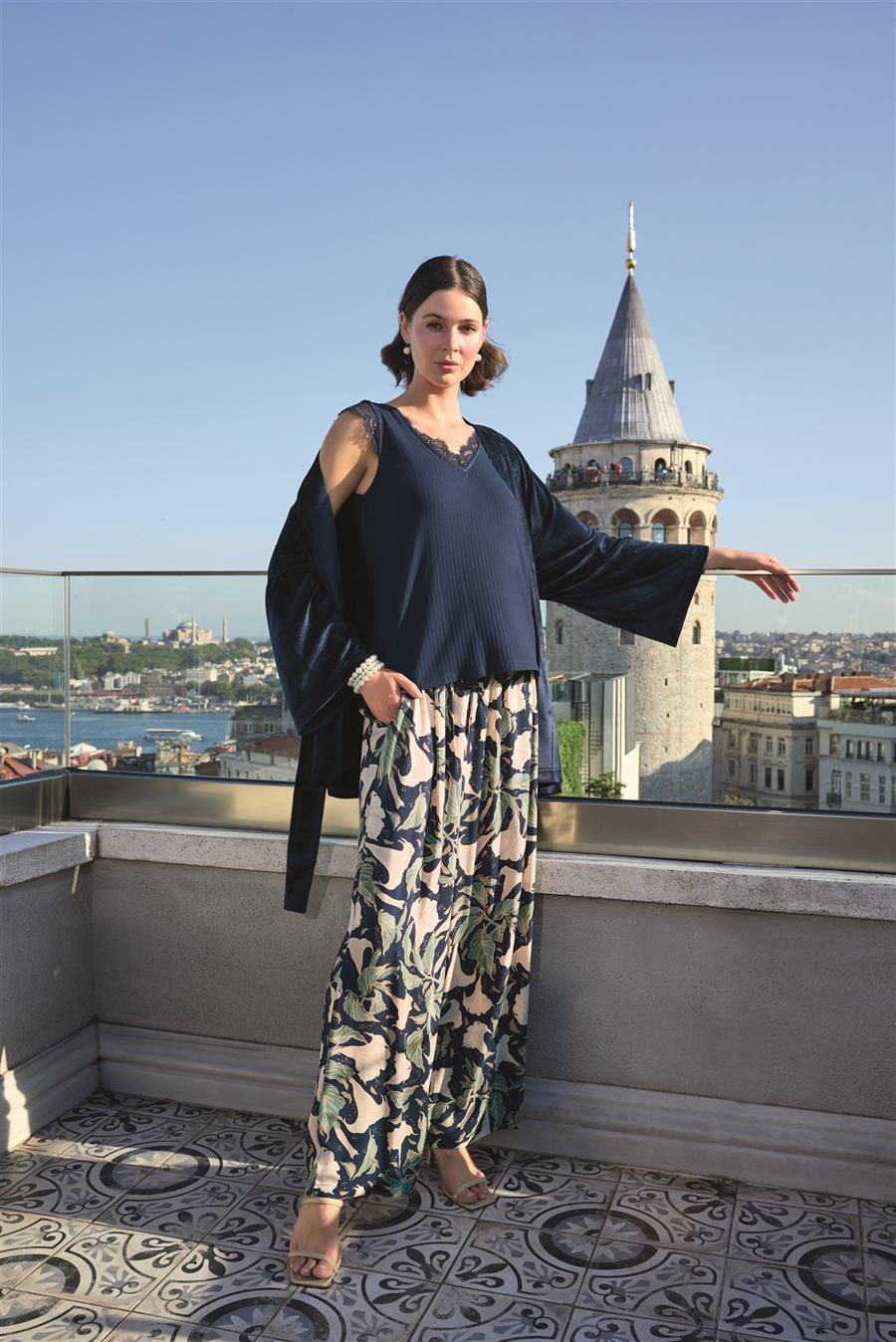 Yaprak Desenli ve Dantelli 3lü Pijama Takımı