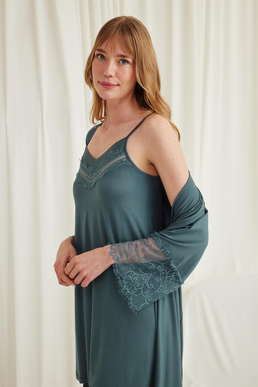 Dekolteli Yakası ve Kolu Dantelli Sabahlık Takımı