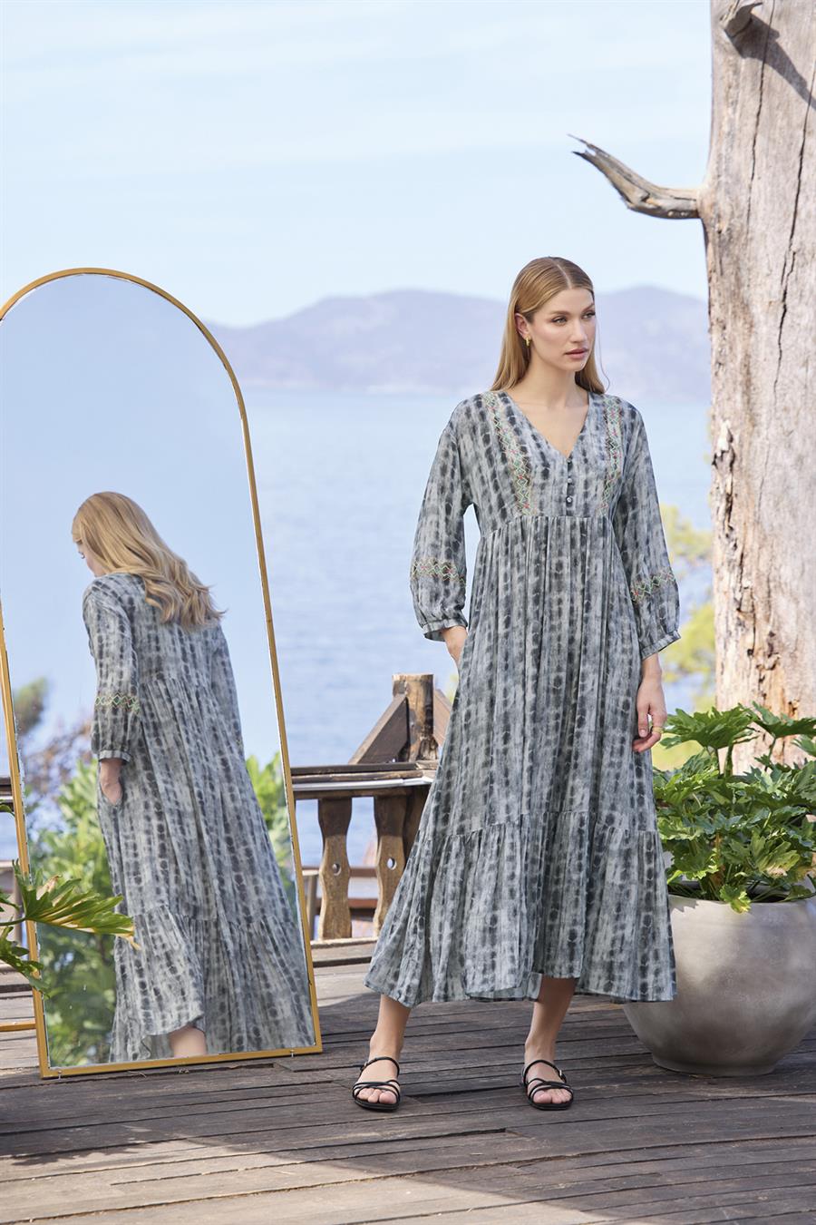 Desenli Truvakar Kollu Önü Düğmeli V Yaka Elbise