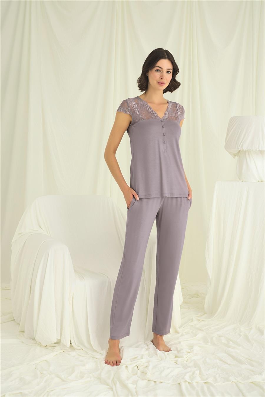 Yakası Kolu ve Omzu Dantelli Önü Düğmeli Pijama Takımı