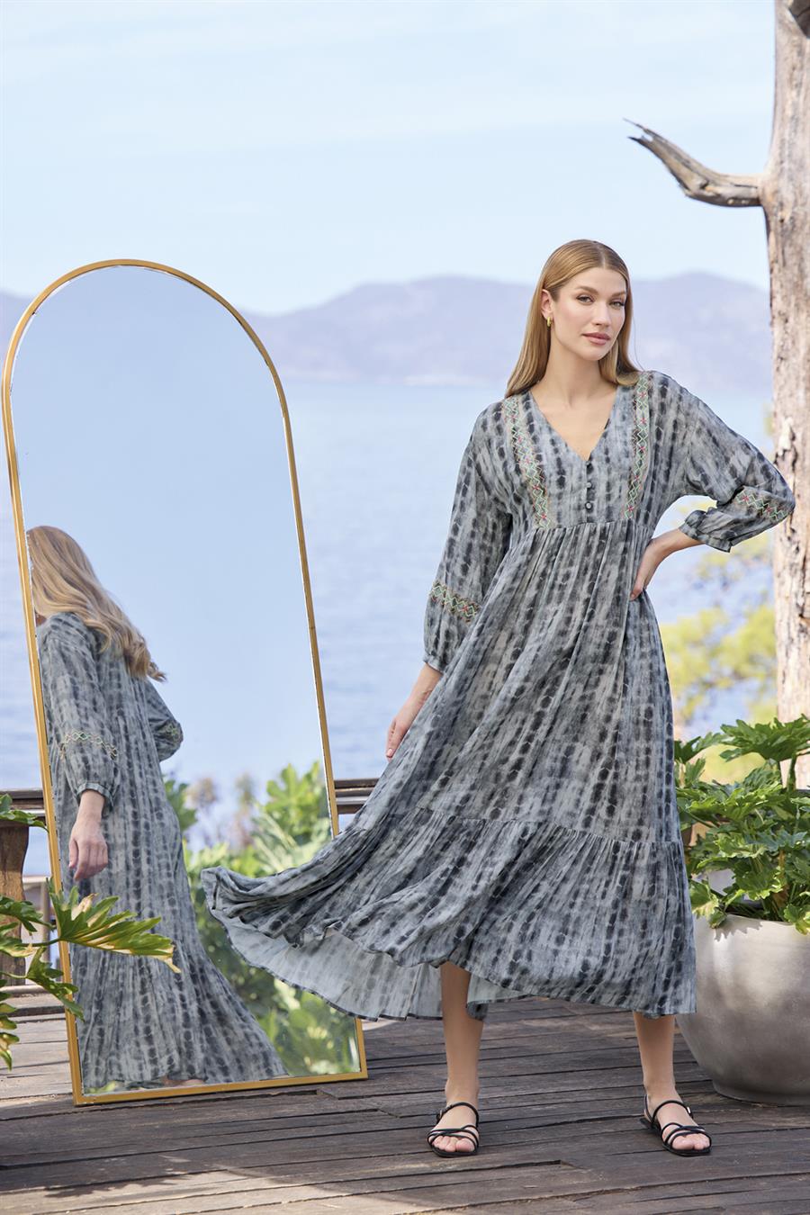 Desenli Truvakar Kollu Önü Düğmeli V Yaka Elbise