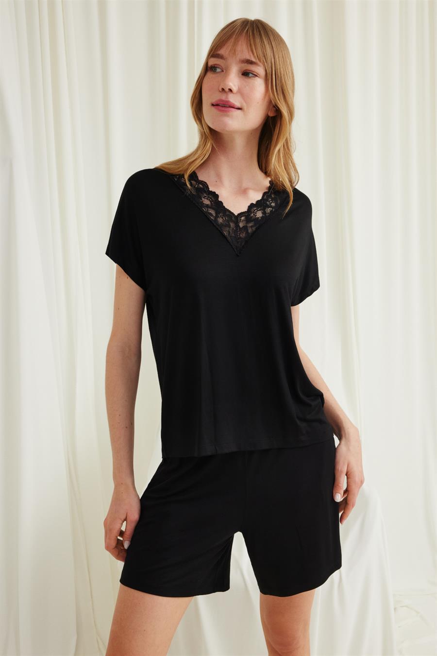 Kısa Kollu Dantelli V Yaka Şort Takımı