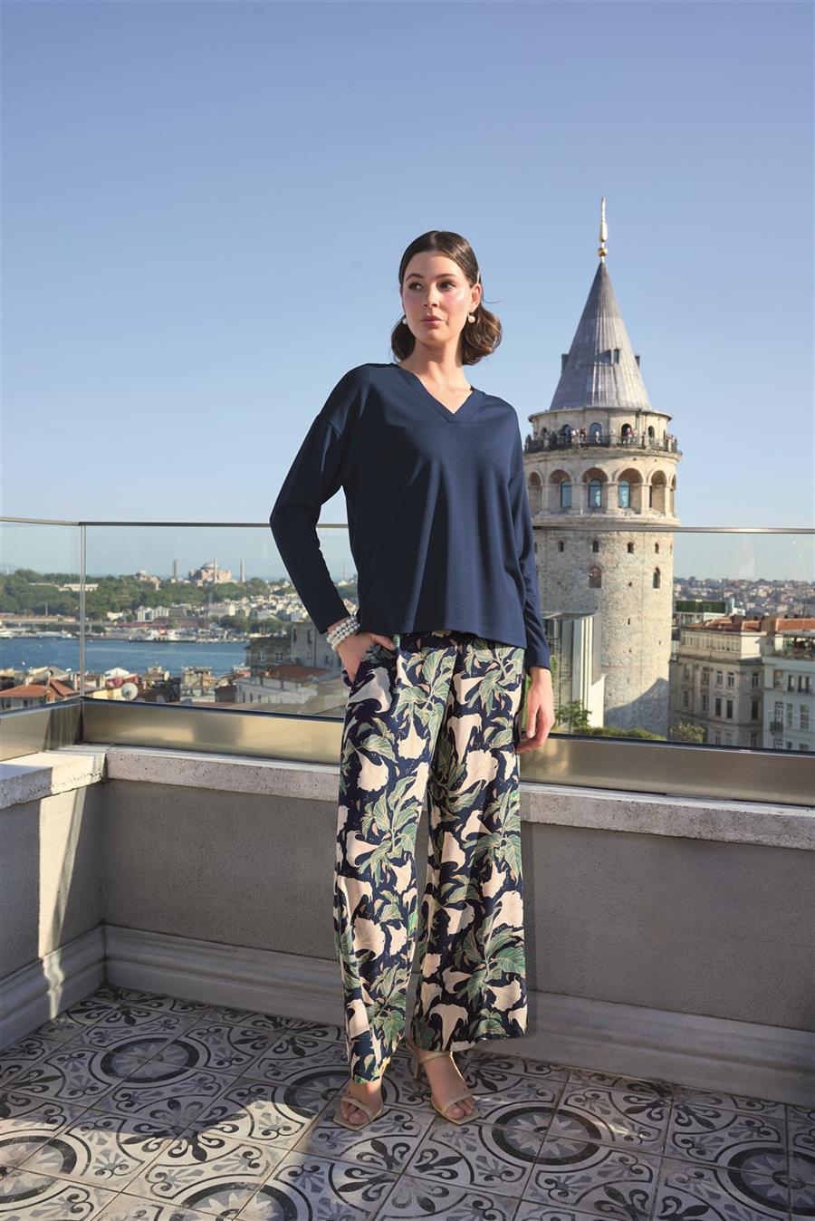 Yaprak Desenli Uzun Kollu V Yaka Pijama Takımı