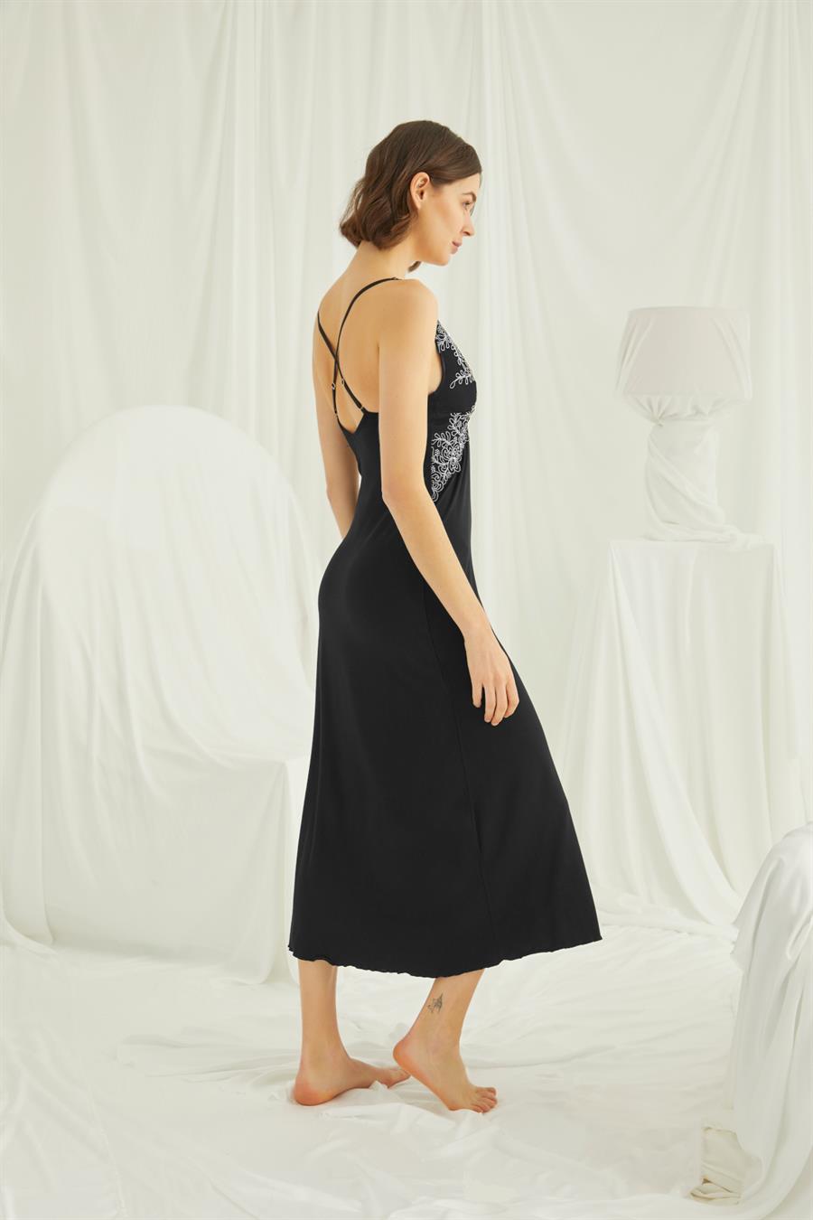 Dekolteli Brode Dantelli Yırtmaçlı Gecelik