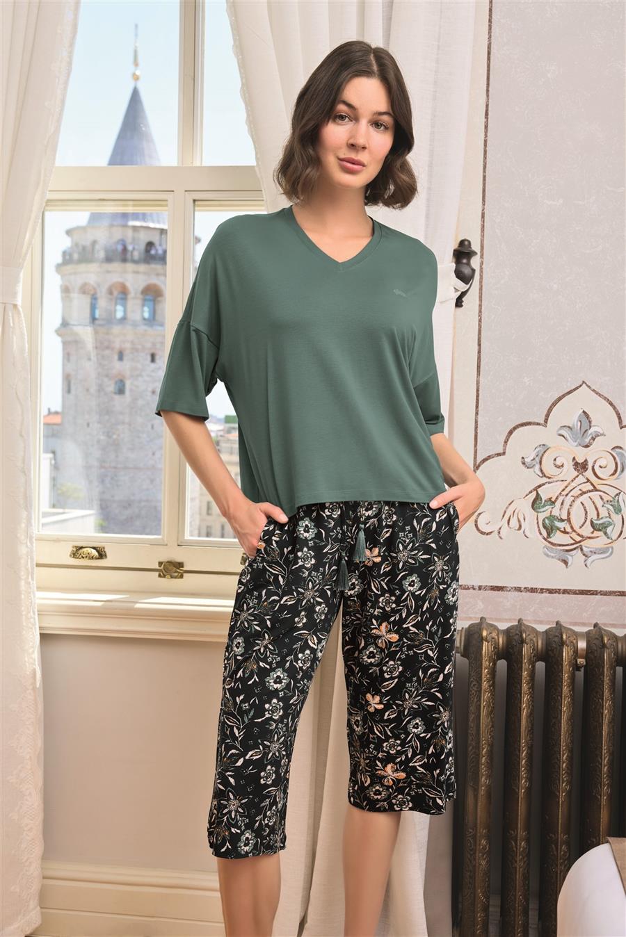 Çiçek ve Yaprak Desenli V Yaka Büyük Beden Kapri Takımı