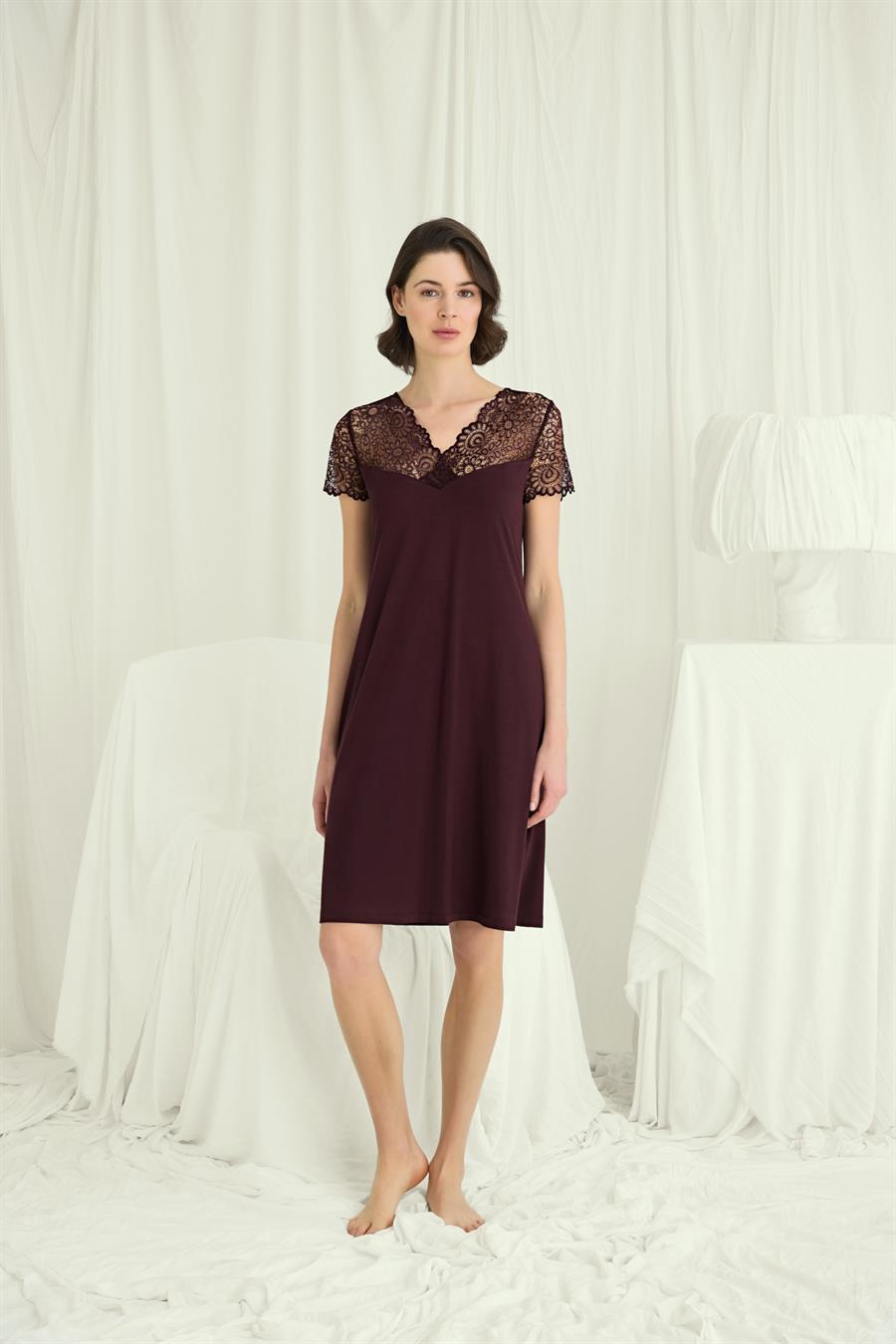 Kısa Kollu ve Dantelli V Yaka Gecelik