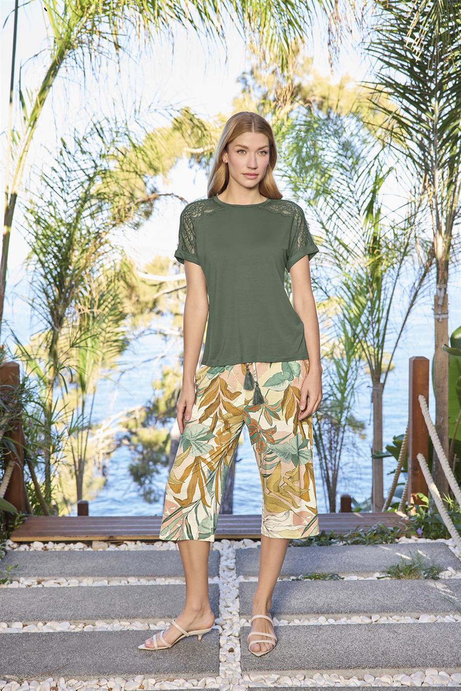 Yaprak Desenli Dantelli Kısa Kollu Büyük Beden Kapri Takımı