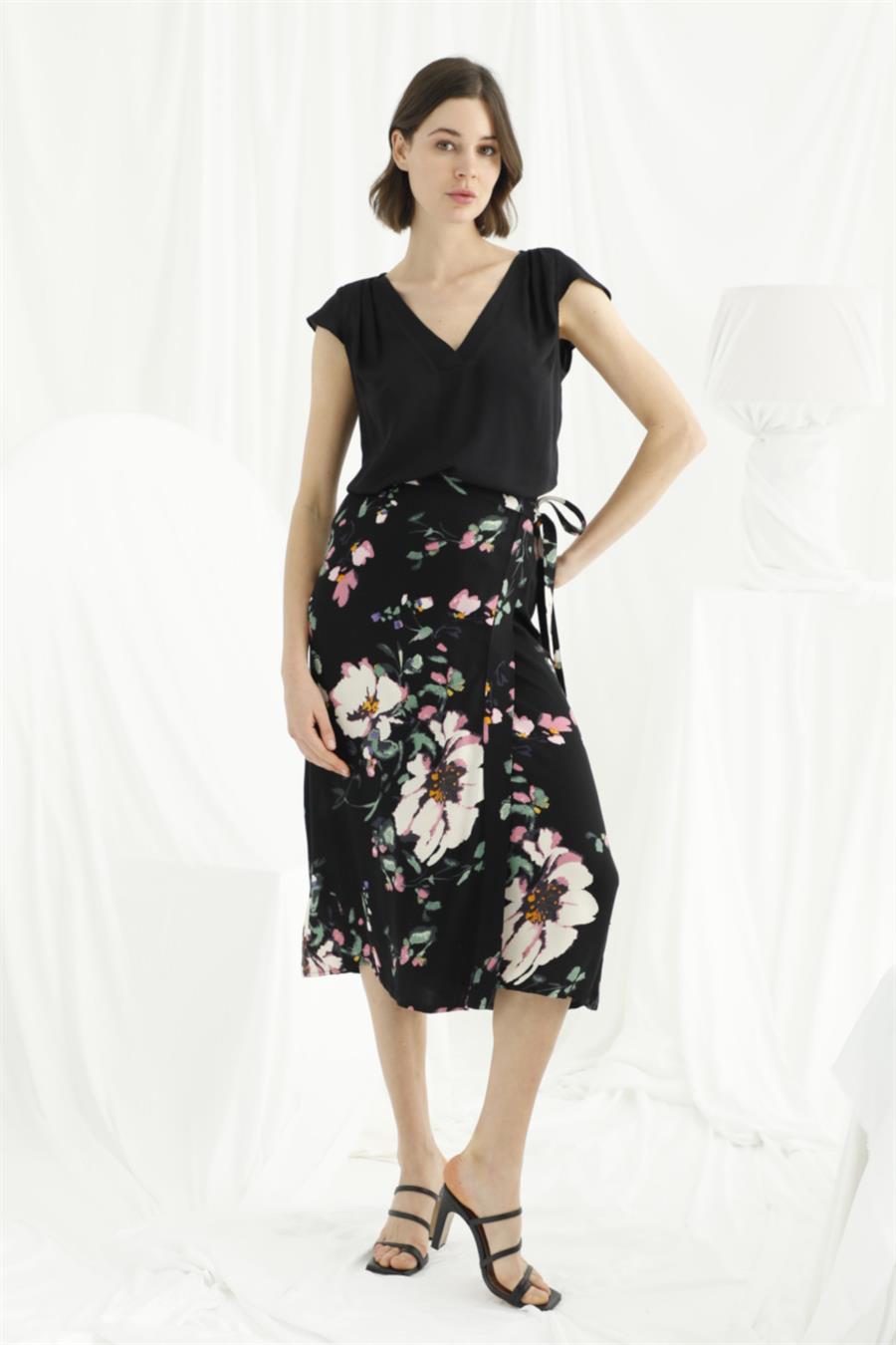 Çiçek ve Yaprak Desenli Saten Etek Takımı