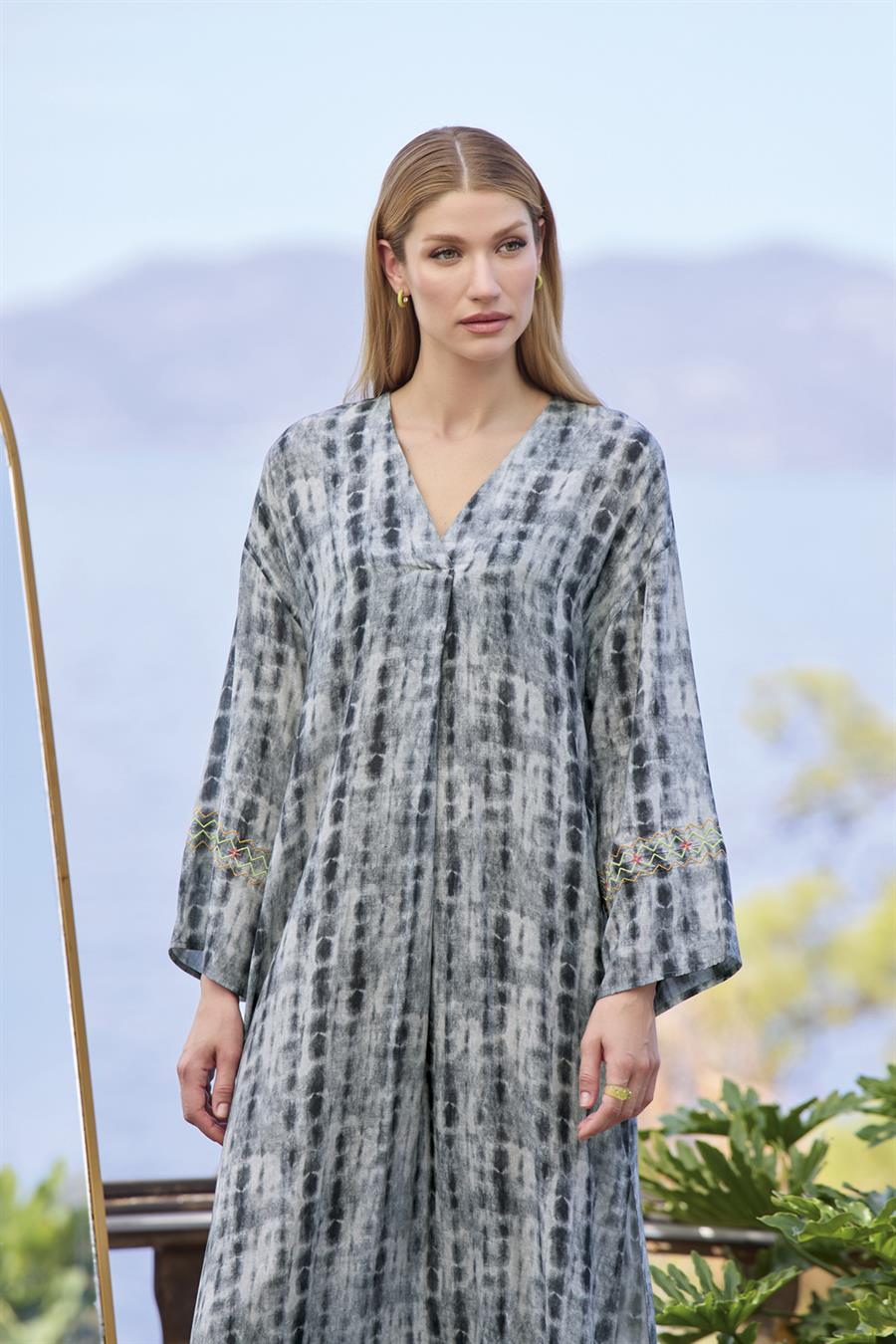 Desenli ve Yırtmaçlı Uzun Kollu V Yaka Elbise