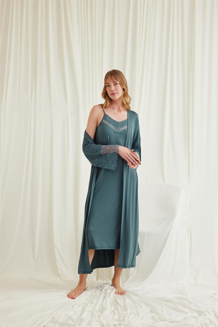 Dekolteli Yakası ve Kolu Dantelli Sabahlık Takımı