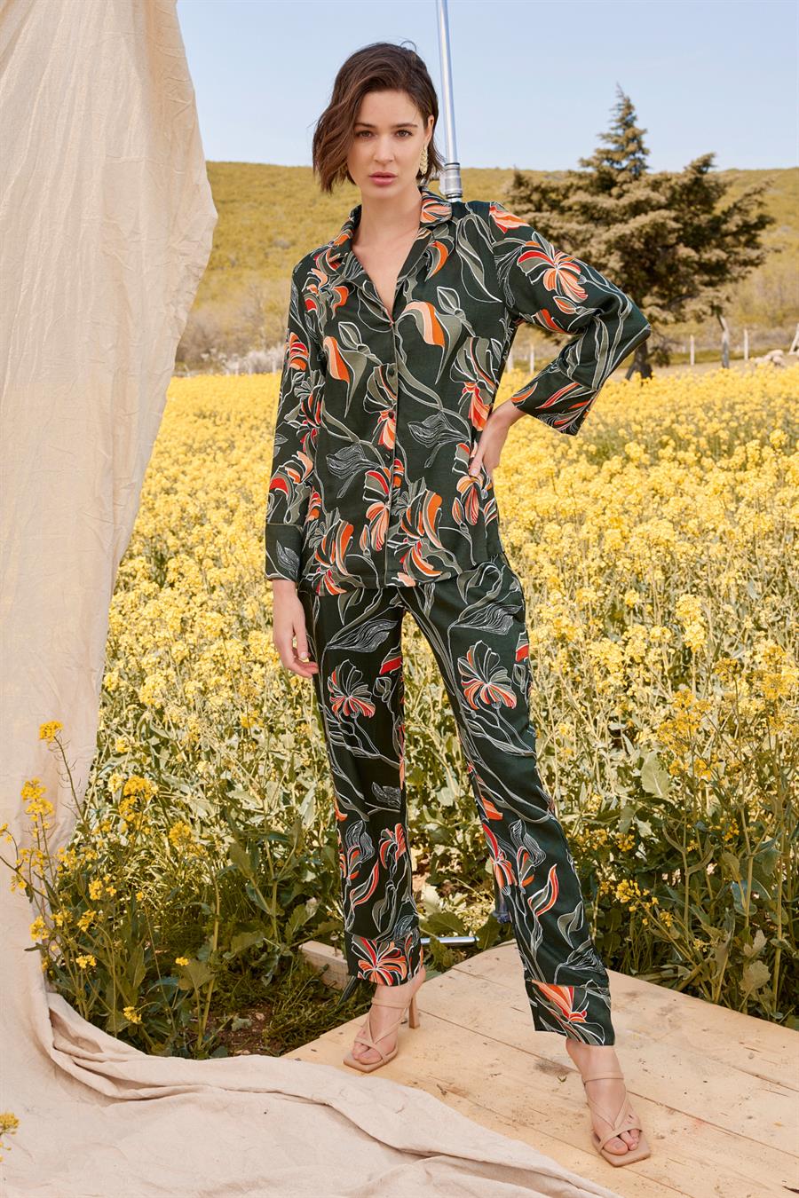 Yaprak Desenli Gömlek Yakalı Boydan Düğmeli Pijama Takımı