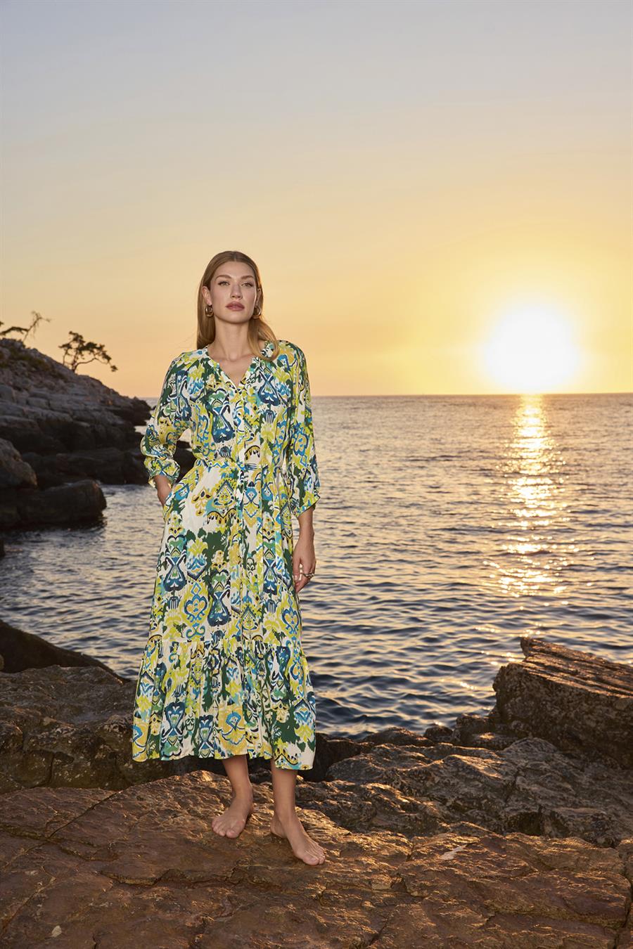 Desenli Truvakar Kollu Önü Düğmeli V Yaka Elbise