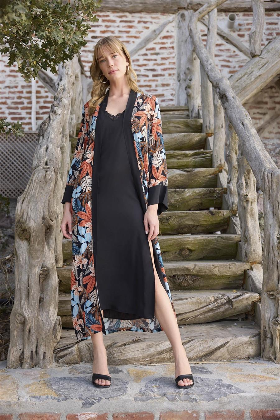 Çiçek ve Yaprak Desenli Dantelli ve Dekolteli Sabahlık Takımı