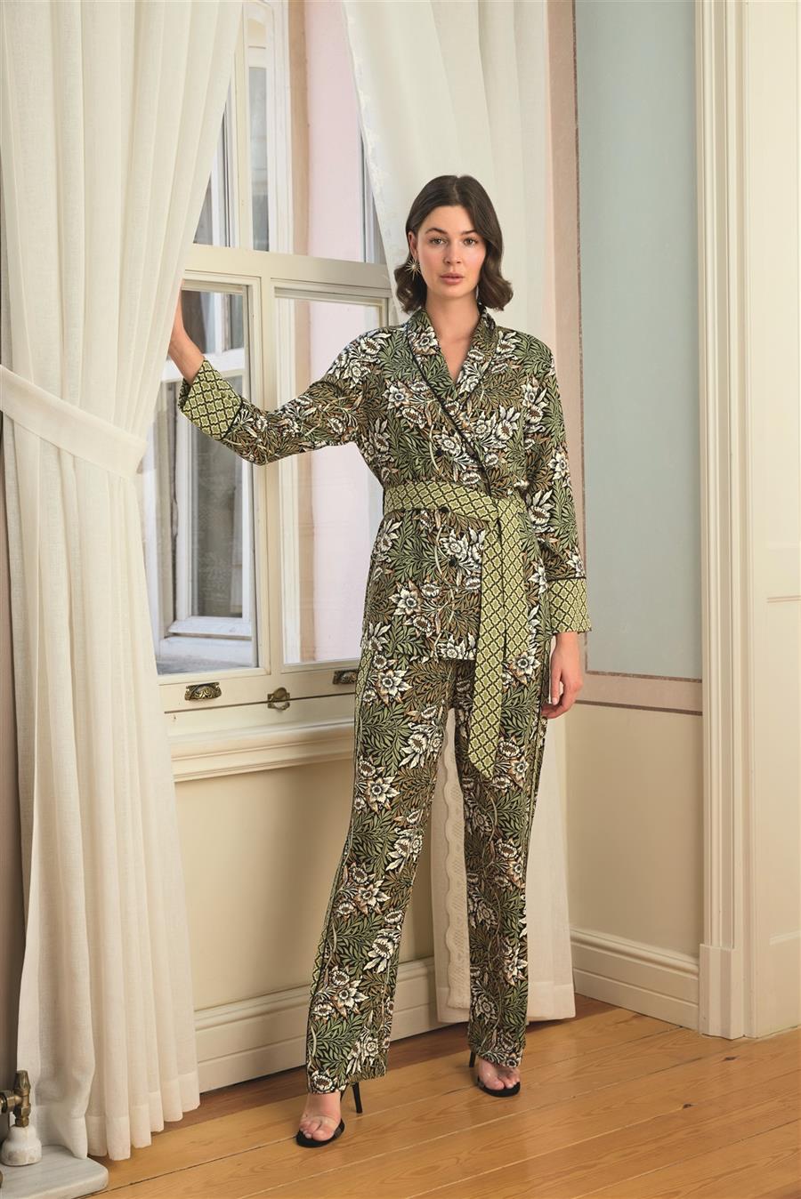 Çiçek Yaprak ve Etnik Desenli Pijama Takımı