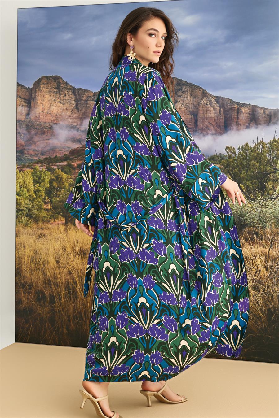 Çiçek Desenli Dantelli ve Dekolteli Saten Sabahlık Takımı