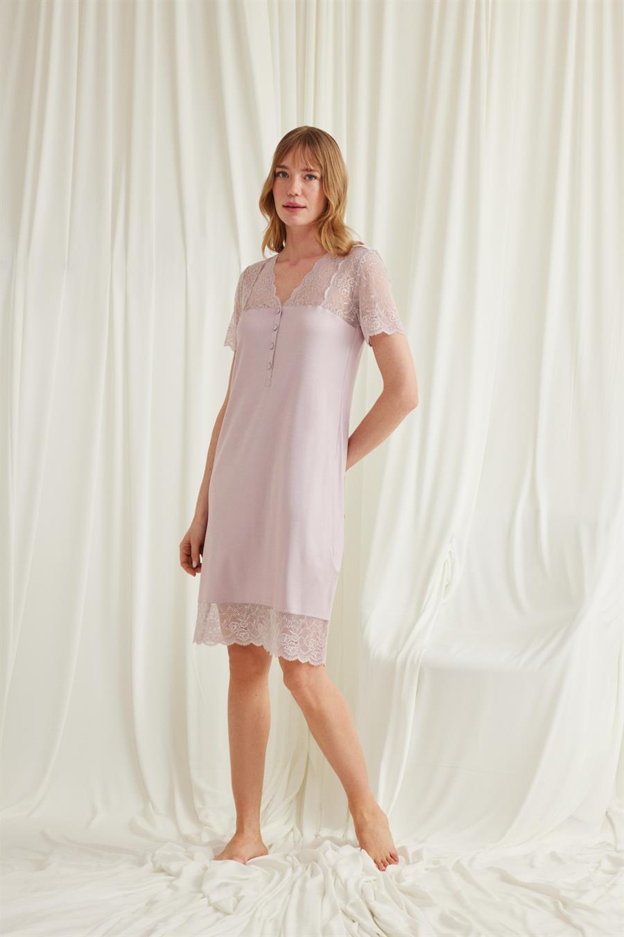 Yakası Kolu Omzu ve Etek Ağzı Dantelli Önü Düğmeli Gecelik