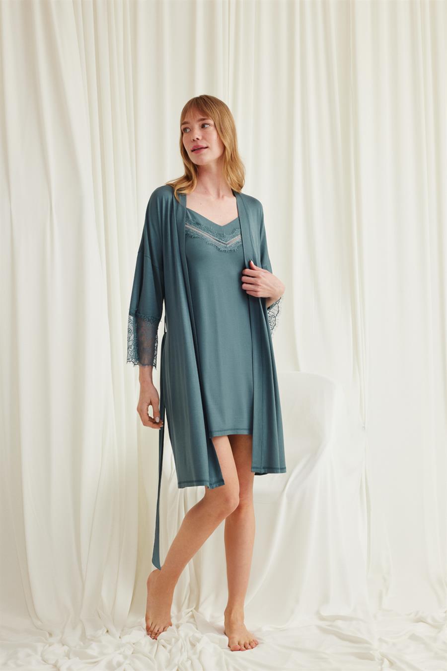 Dekolteli Yakası ve Kolu Dantelli Sabahlık Takımı