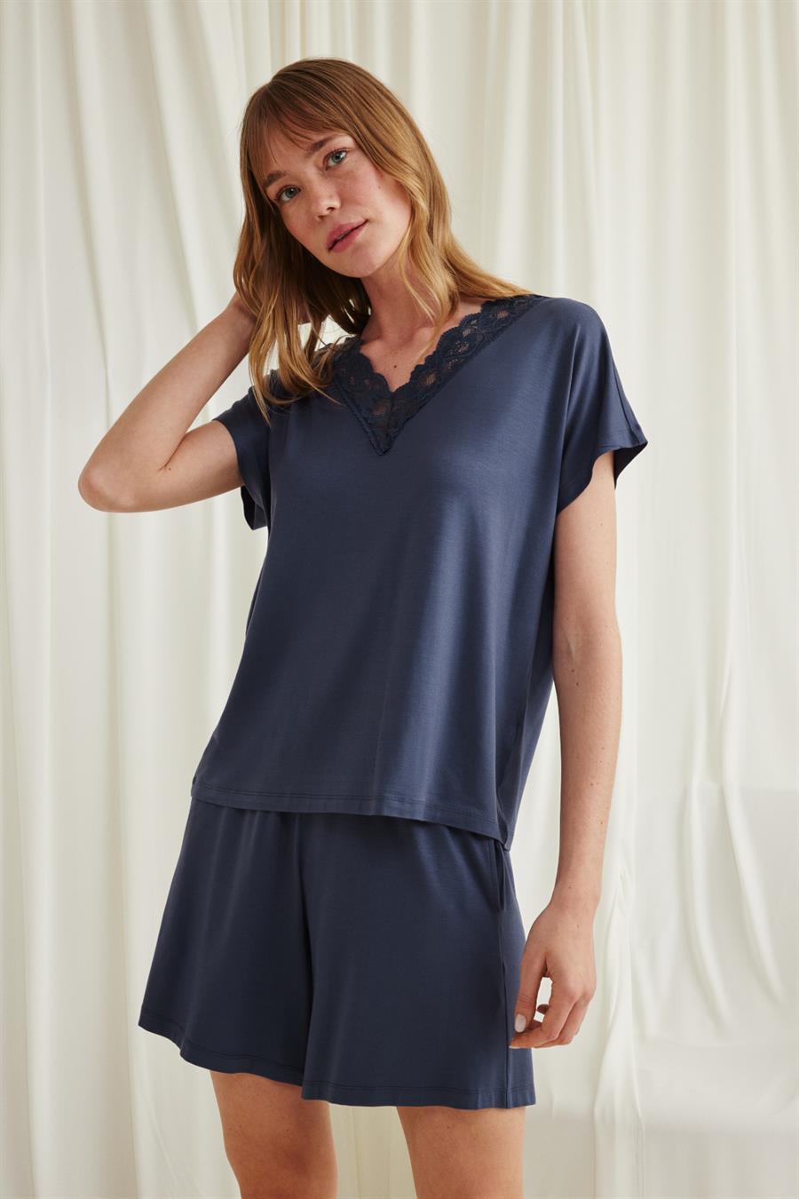 Kısa Kollu Dantelli V Yaka Şort Takımı