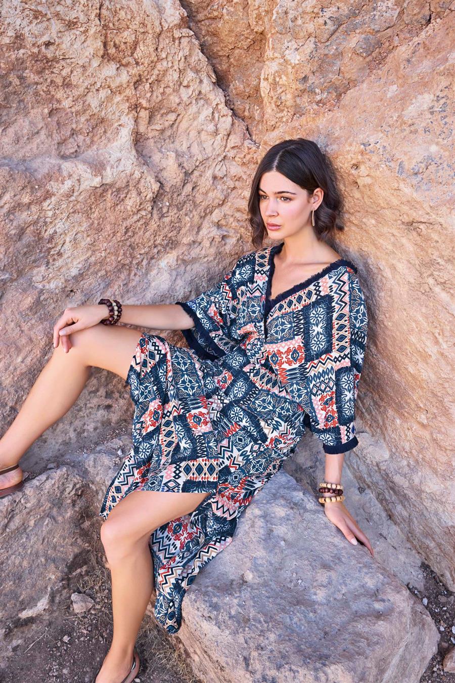 Etnik Desenli Kısa Kollu Yırtmaçlı Elbise