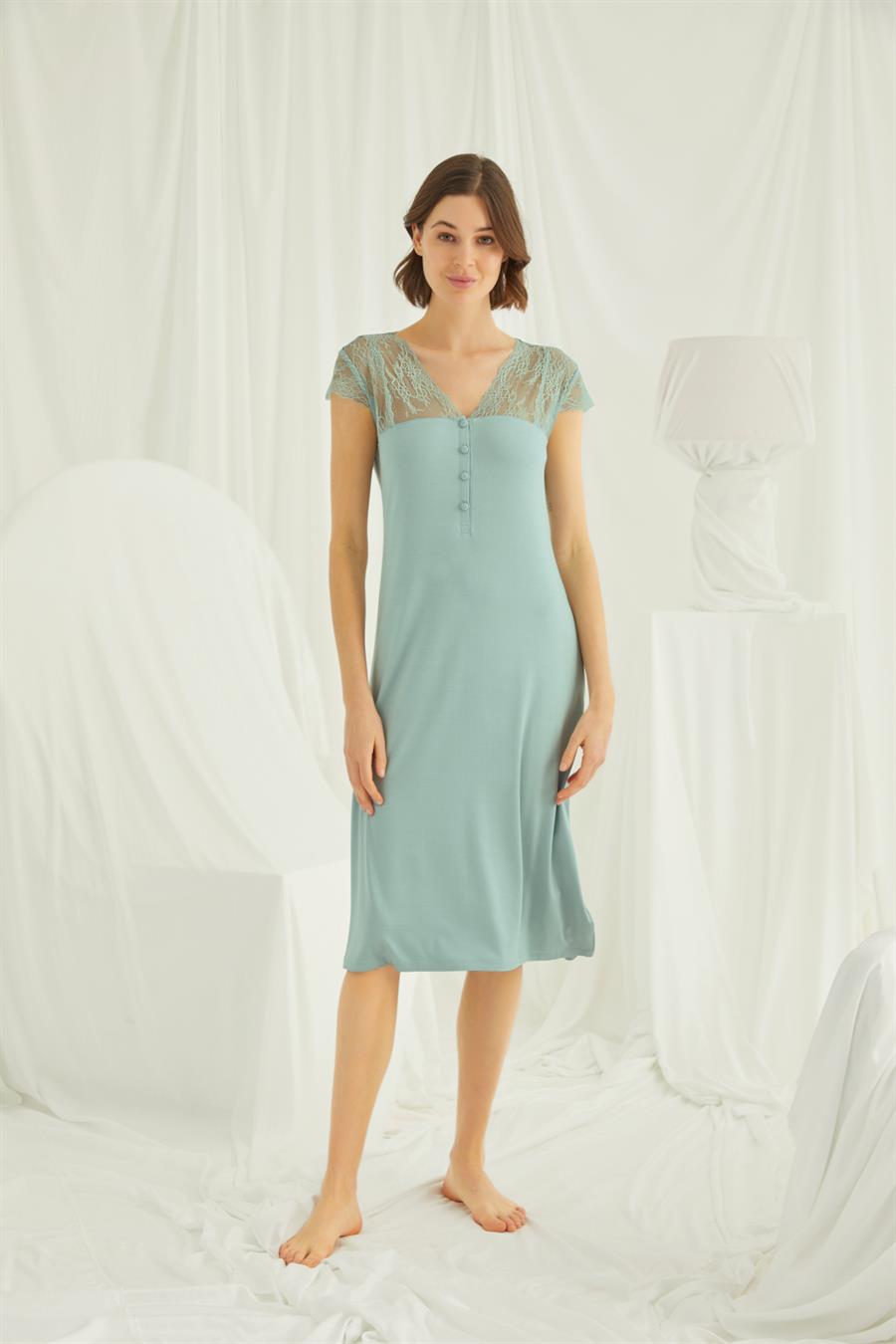 Kolu Omzu ve Yakası Dantelli Önü Düğmeli Gecelik