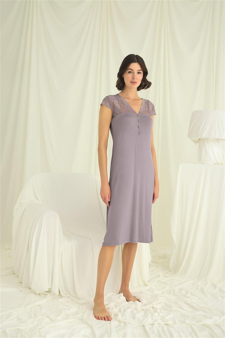 Kolu Omzu ve Yakası Dantelli Önü Düğmeli Gecelik