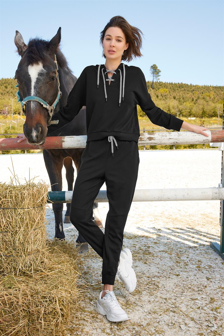 Önü ve Yakası Bağcıklı Kapüşonlu Eşofman Takımı