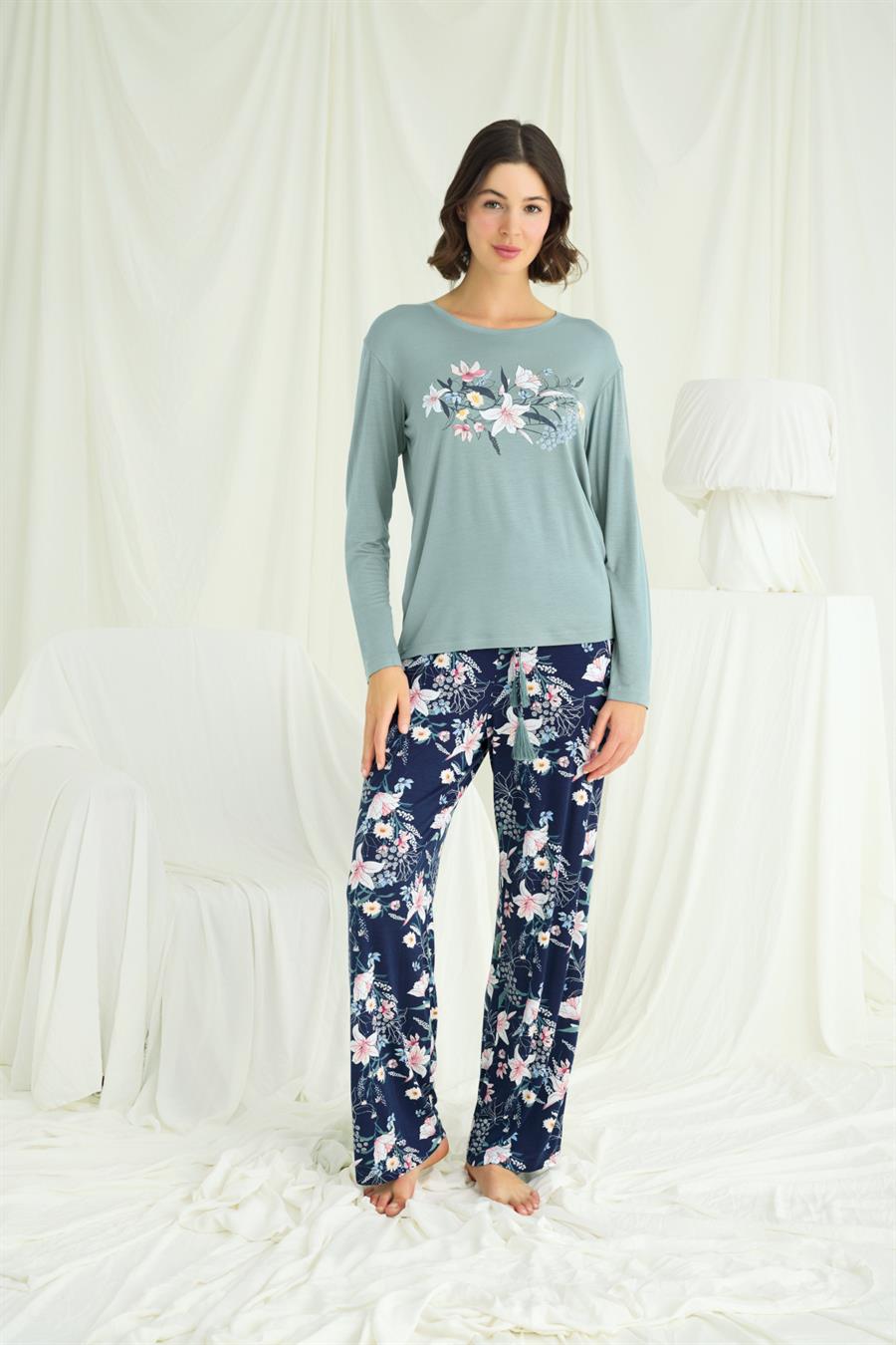 Çiçek ve Yaprak Desenli Baskılı Pijama Takımı