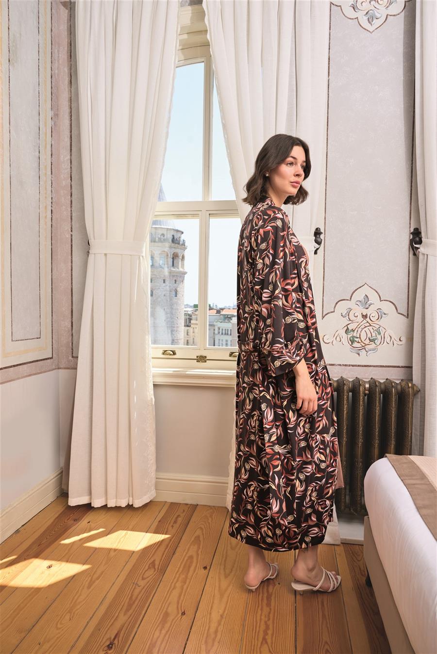 Yaprak Desenli Yırtmaçlı Dantelli ve Dekolteli Büyük Beden Sabahlık Takımı